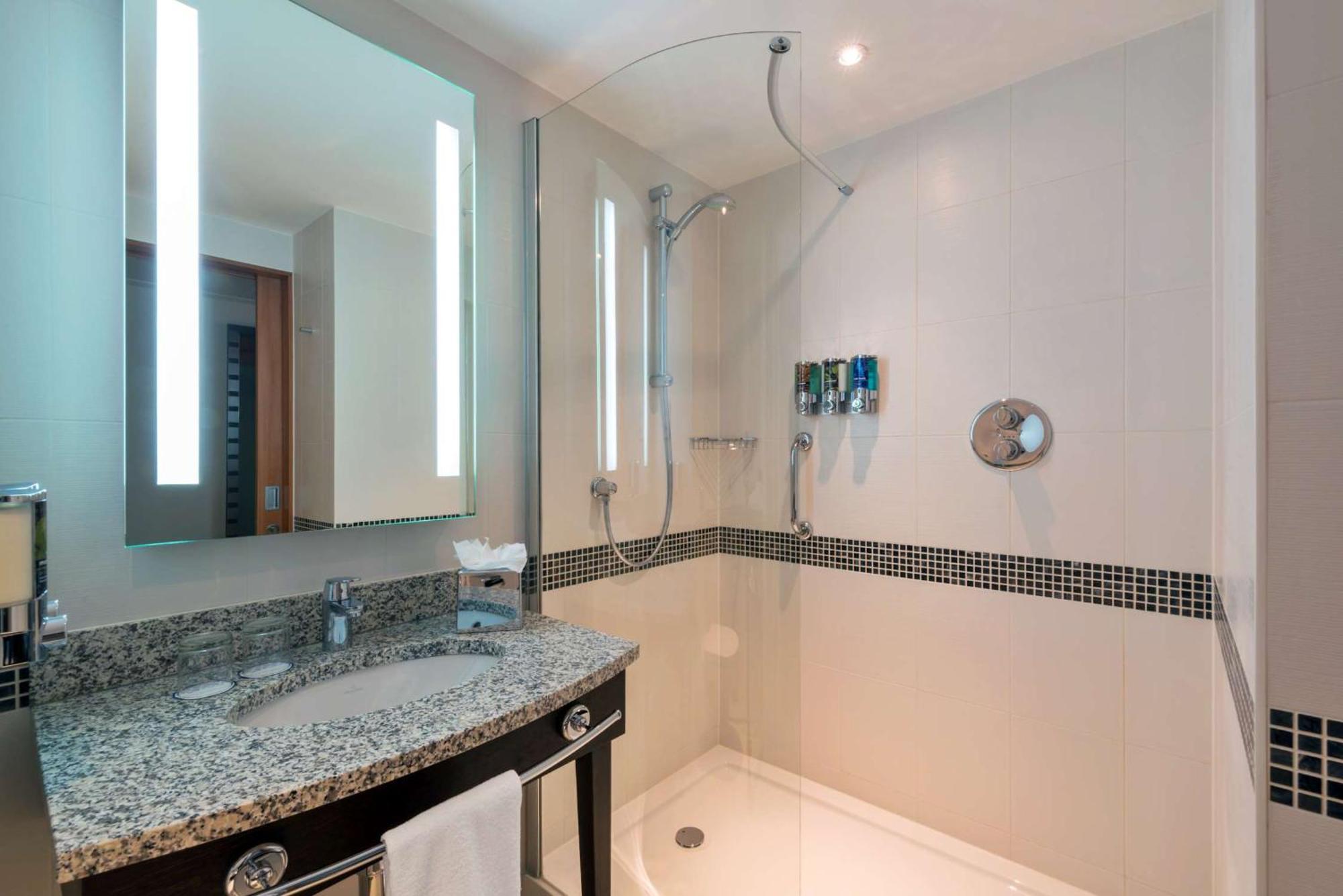 Queen Room,1552663579:JPEG